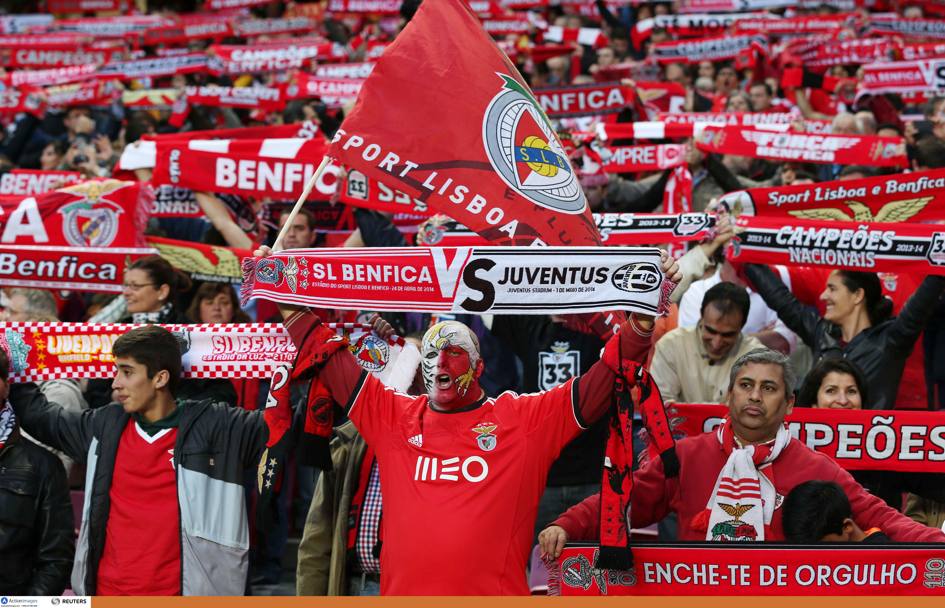Clima da grande serata di calcio al Da Luz: i tifosi del Benfica vogliono tornare in finale di Europa League. Action Images